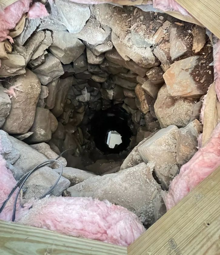 Те махаха стария паркет и се натъкнаха на дупка, дълбока 6 метра ВИДЕО