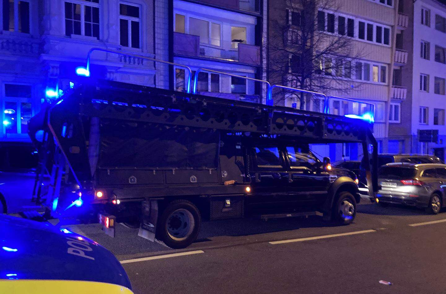 Въоръжена жена се барикадира в болница и държи заложници, спецчасти блокираха района ВИДЕО 