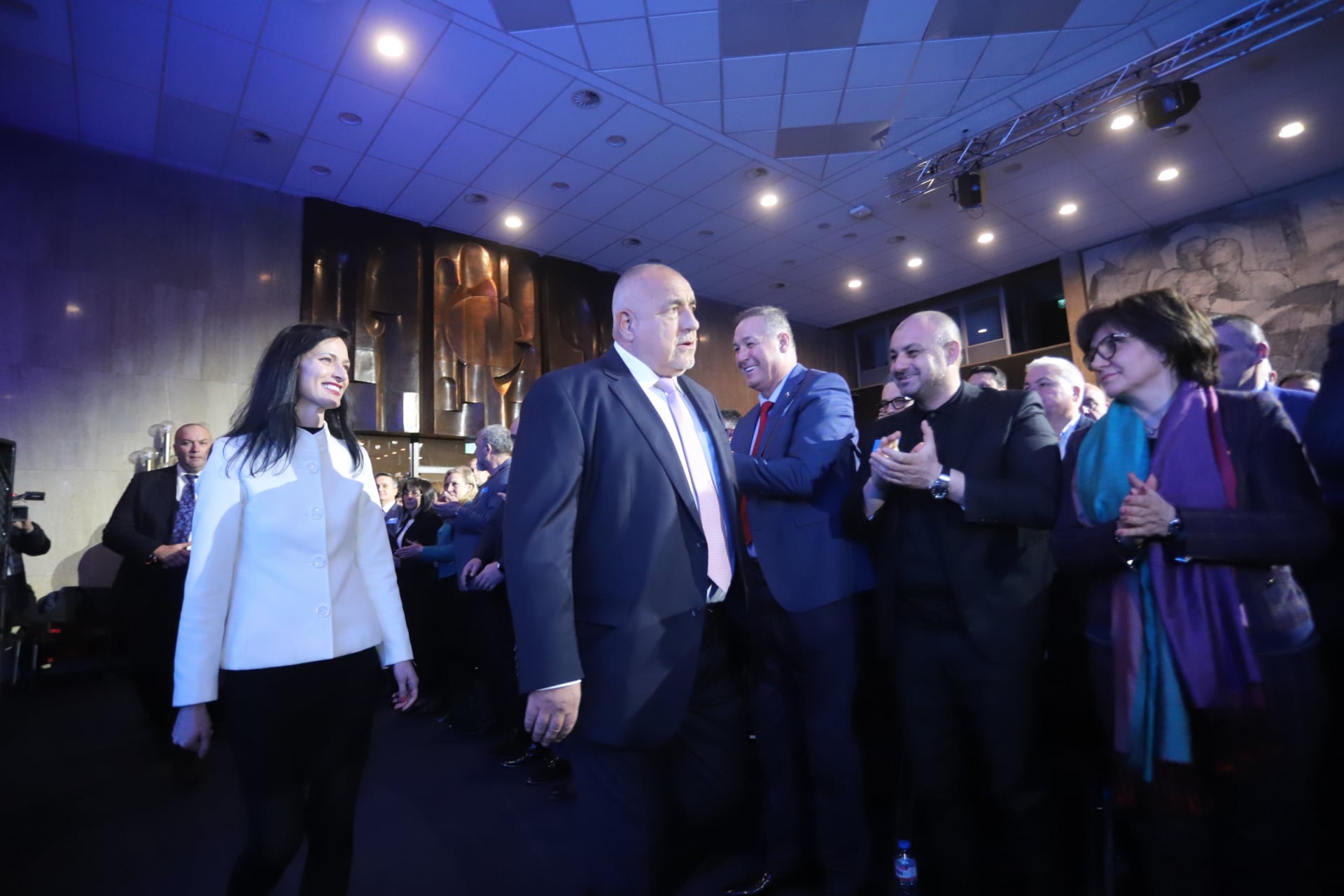 Започна съдбовното съвещание на ГЕРБ! Дончев обяви ротацията за безсмислена и разкри, че Габриел... СНИМКИ