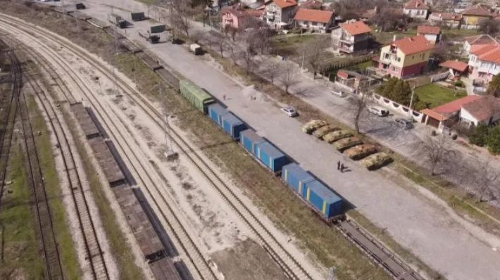 Отцепиха гара в София! От там ли тръгват БТР-ите за Украйна СНИМКИ