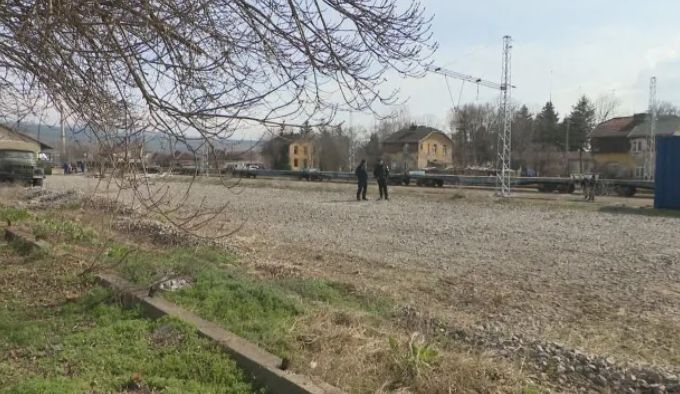 Отцепиха гара в София! От там ли тръгват БТР-ите за Украйна СНИМКИ