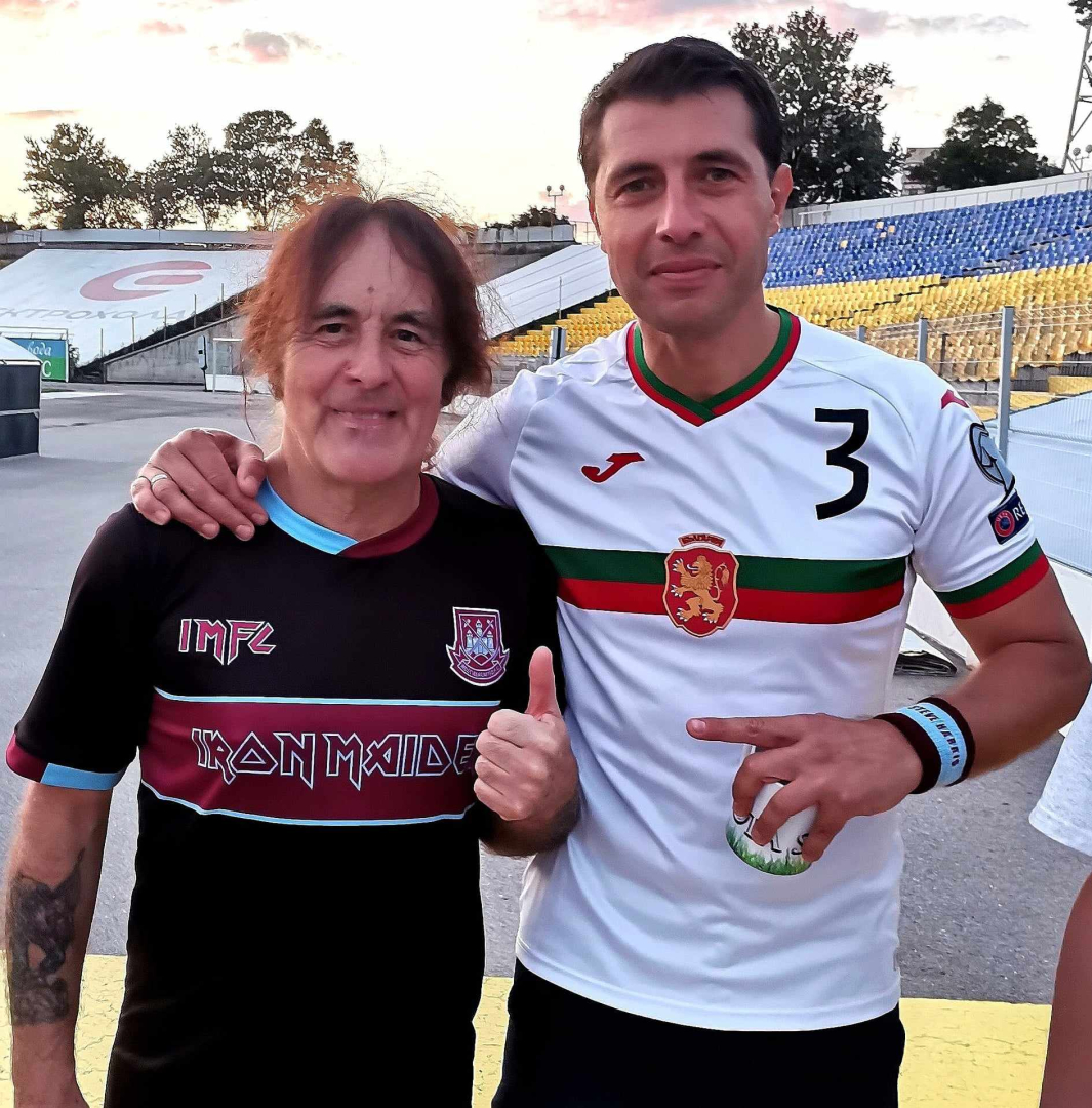 Фронтменът на Iron Maiden се разтопи от кеф след дарове от България 