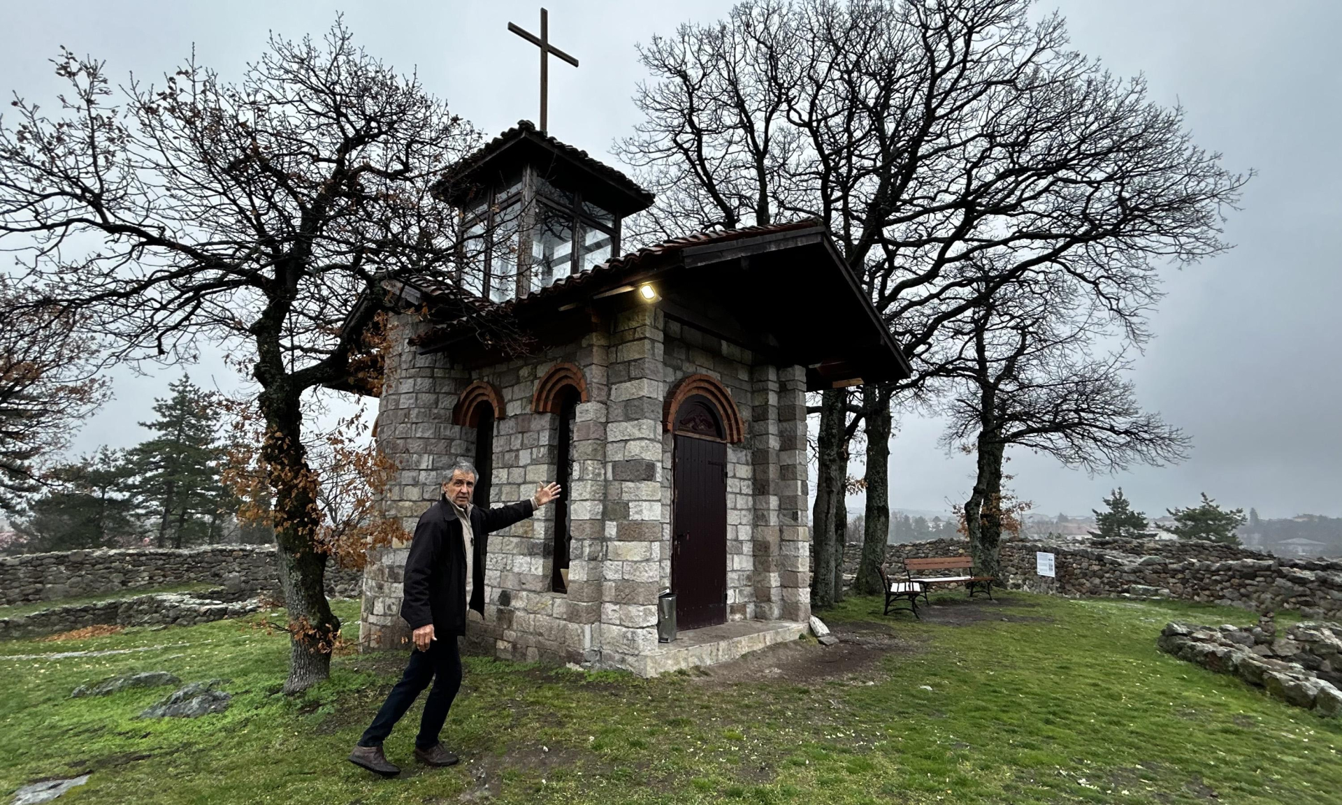 Злото победи? Заковаха вратата на параклиса "Свети Дух" СНИМКИ