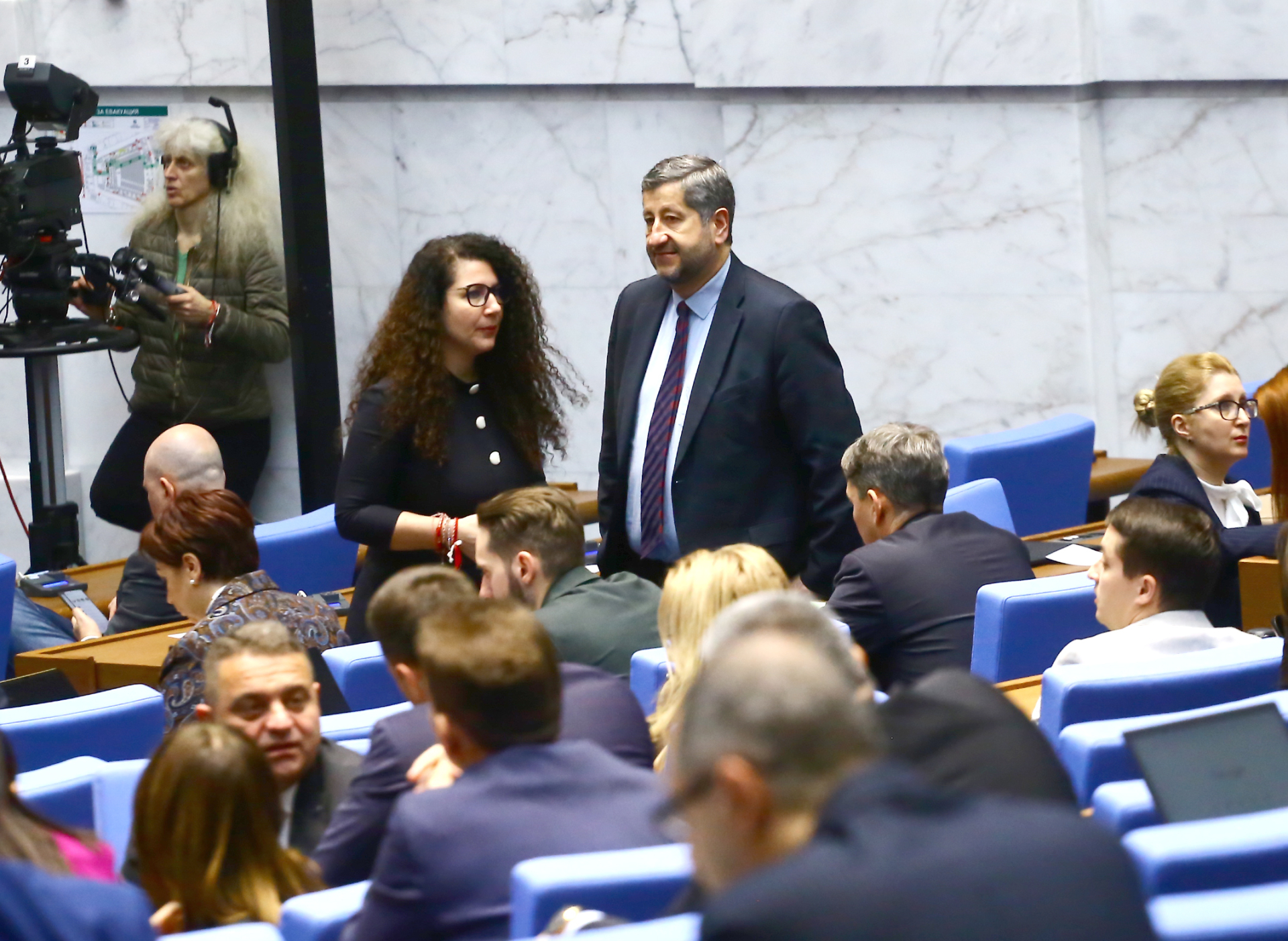 Ето какви ги свърши Христо Иванов след горещата прегръдка със страстна депутатка на Промяната