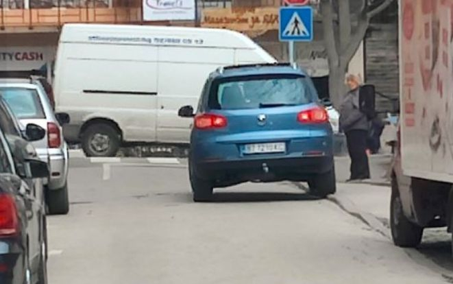 Търновец направи забележка на шофьорка, последвалото е скандално 