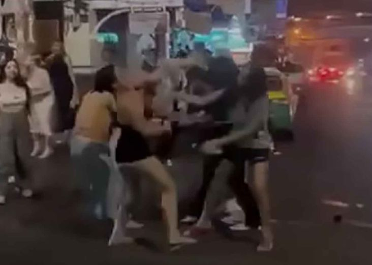 Транссексуални проститутки се хванаха за косите, намеси се полиция и стана страшно ВИДЕО 18+