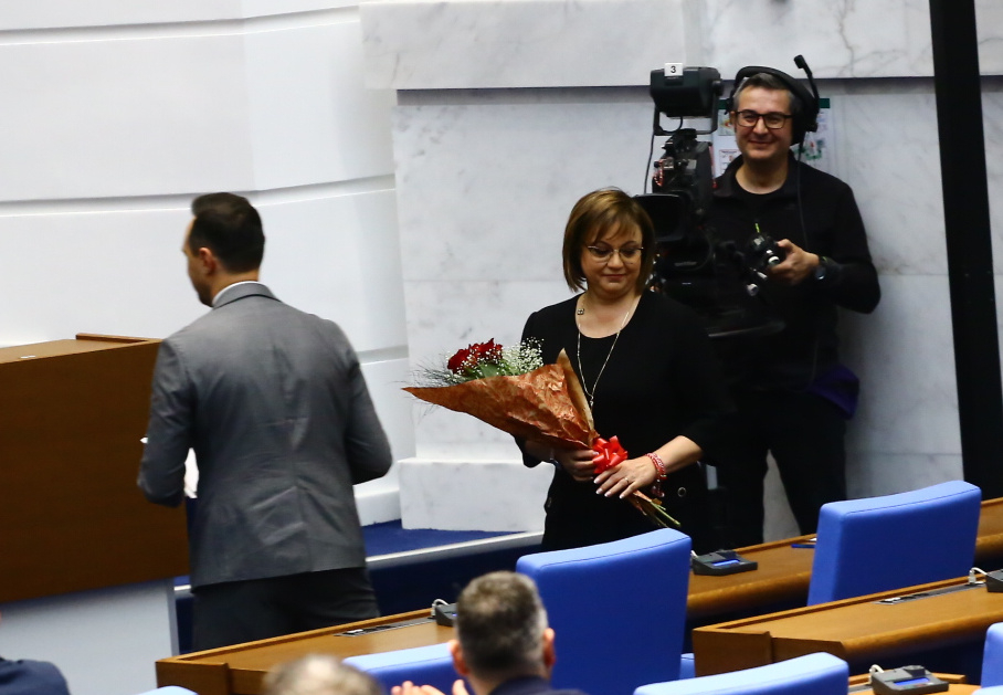 Министър Богданов изненада Нинова, догони я, за да... СНИМКИ