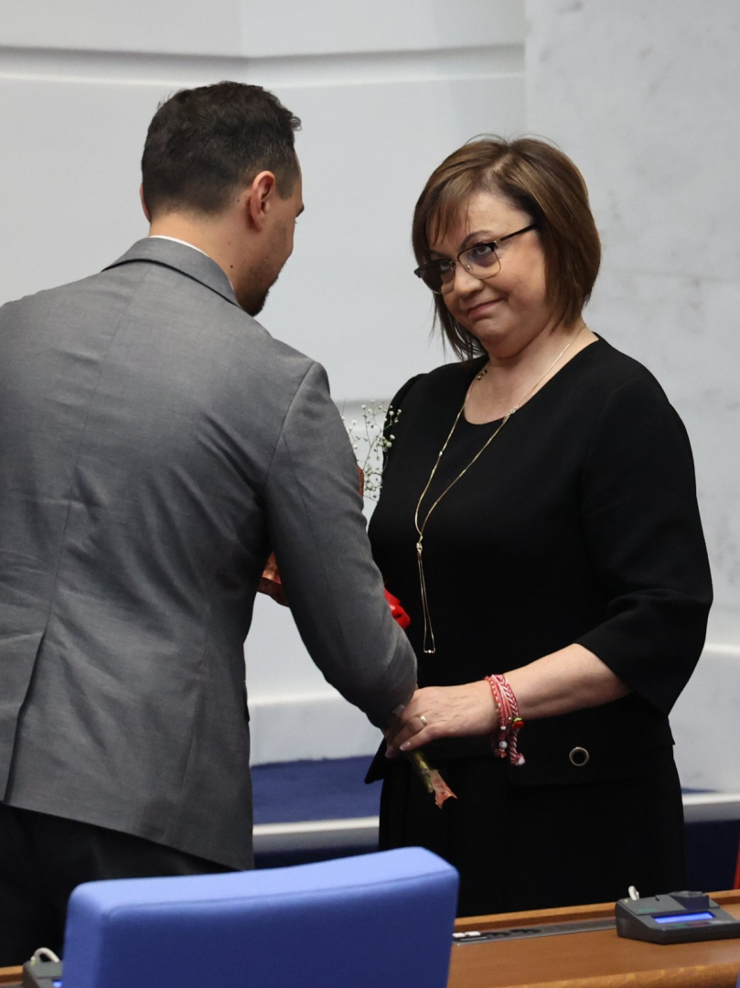 Министър Богданов изненада Нинова, догони я, за да... СНИМКИ