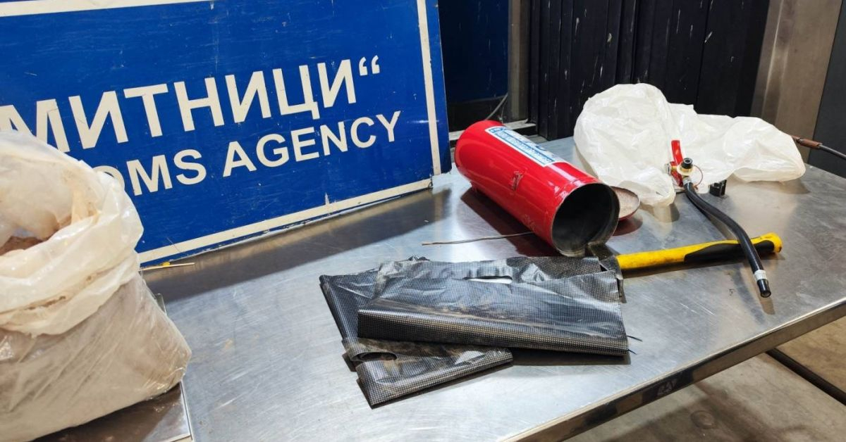 Митничари от Русе в шок! Провериха пожарогасител, а вътре... СНИМКА