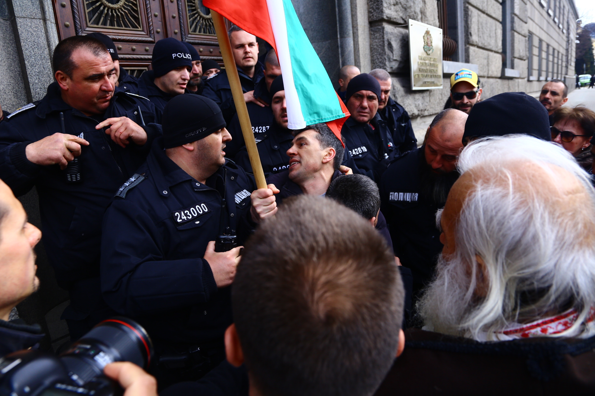 Извънредна ситуация пред НС! Недоволни и полиция в яростна схватка, отнесе го и правосъдният министър ВИДЕО