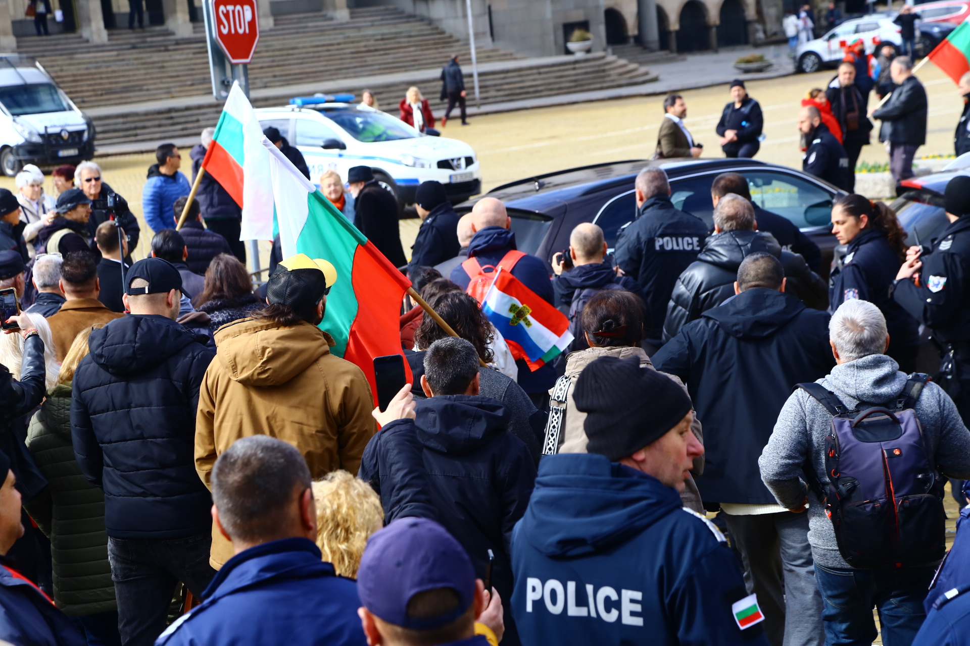 Извънредна ситуация пред НС! Недоволни и полиция в яростна схватка, отнесе го и правосъдният министър ВИДЕО