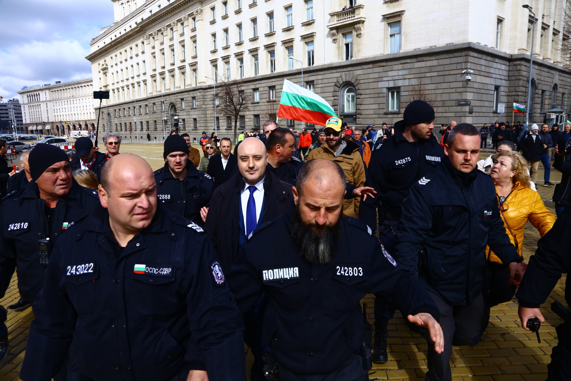 Извънредна ситуация пред НС! Недоволни и полиция в яростна схватка, отнесе го и правосъдният министър ВИДЕО