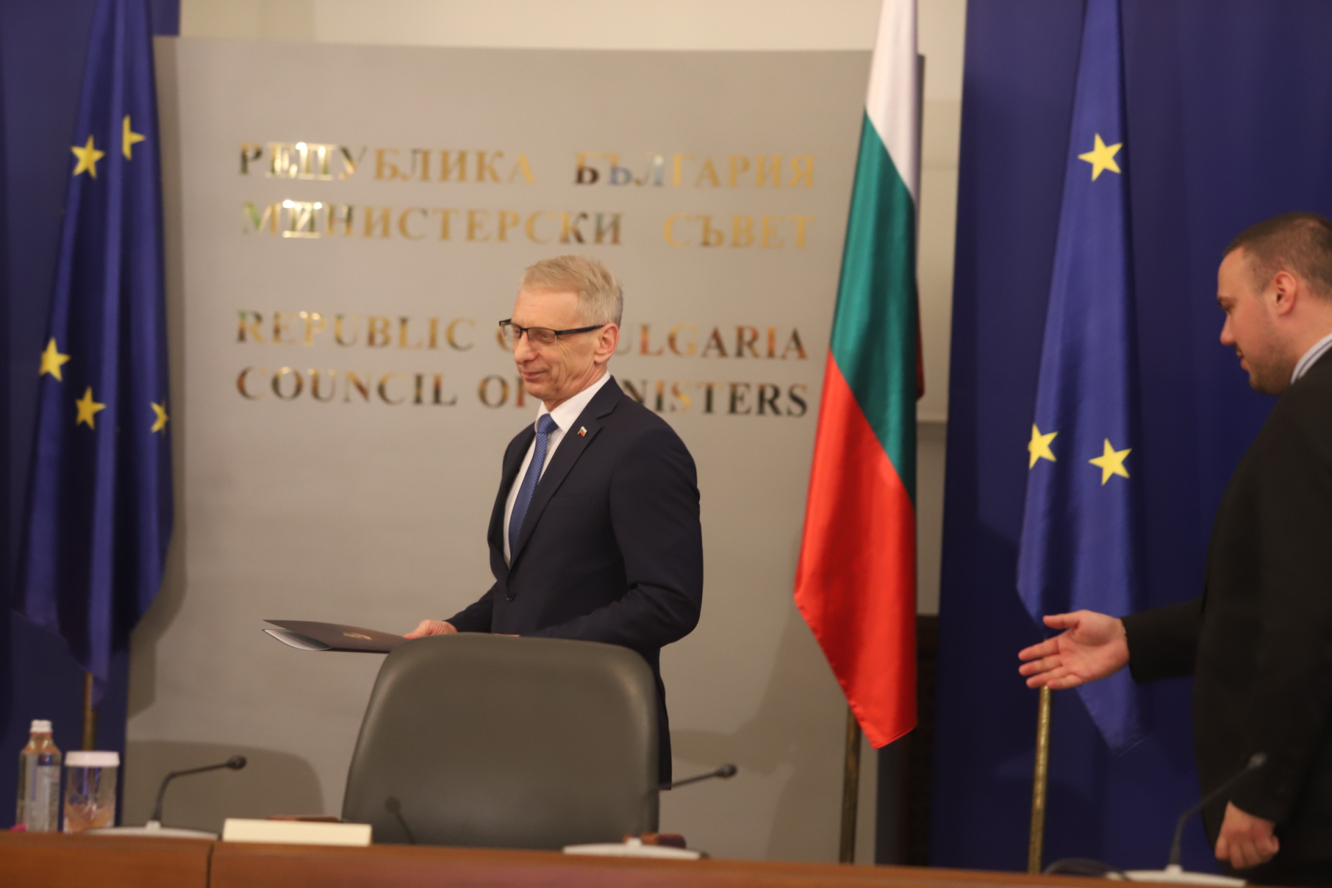 На изпроводяк: Денков огласи срамно решение и заложи капан на следващия кабинет