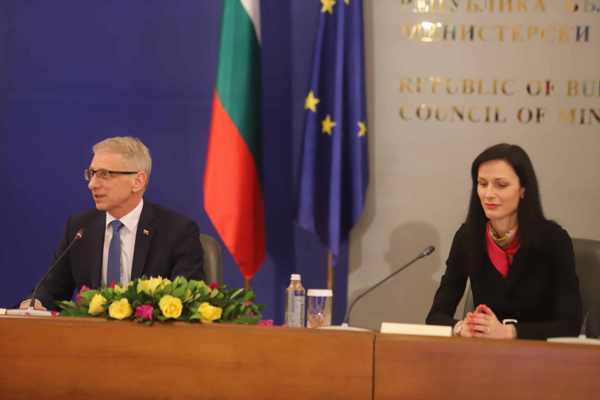 Ще стане страшно: Денков плисна на Борисов чаша студена вода, присмя му се за...