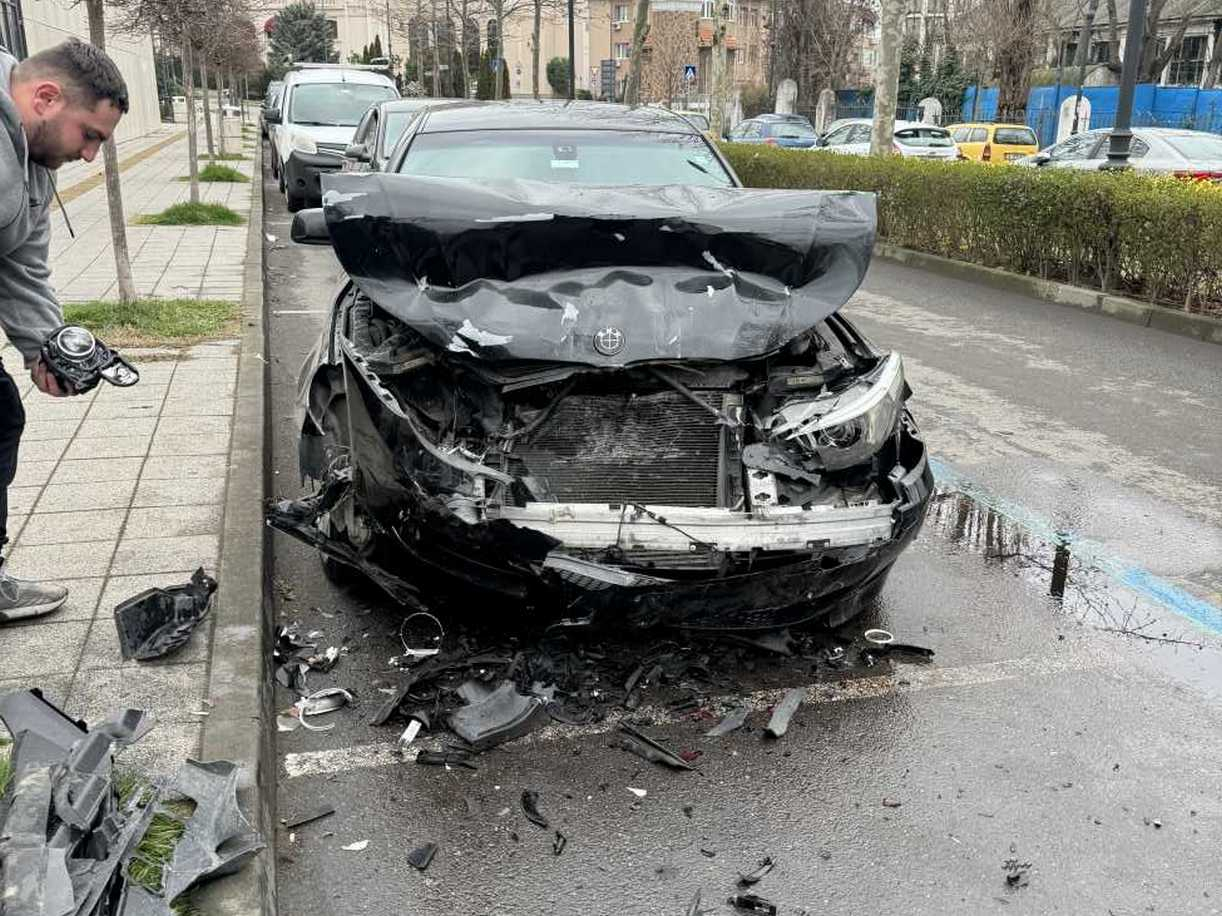БМВ се размаза зрелищно в Бургас, има "косвена жертва" СНИМКИ