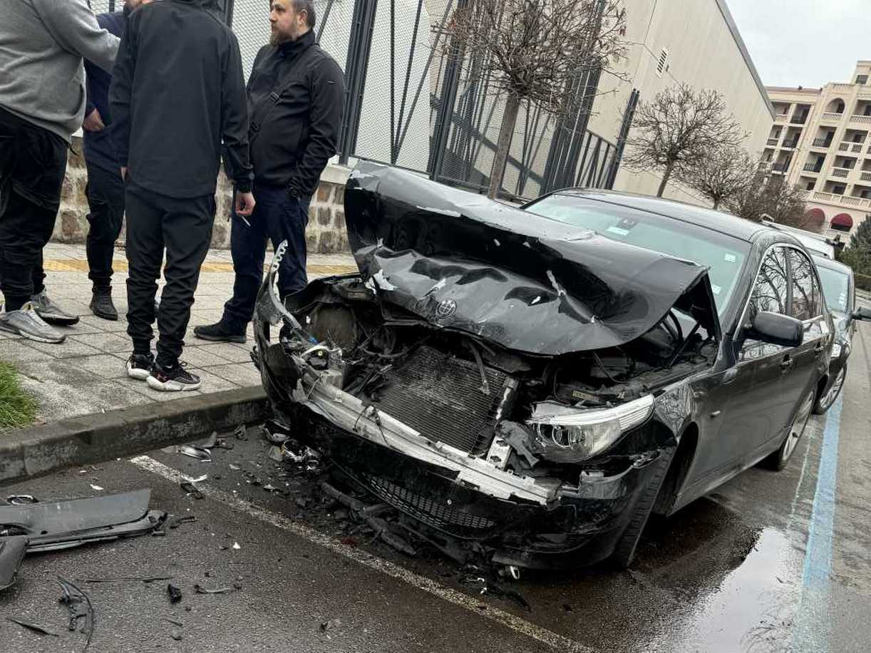 БМВ се размаза зрелищно в Бургас, има "косвена жертва" СНИМКИ