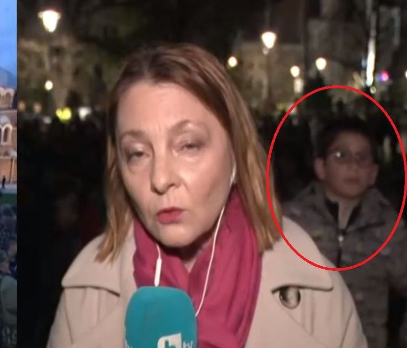 Момченце се промъкна зад гърба на репортерка на bTV и...