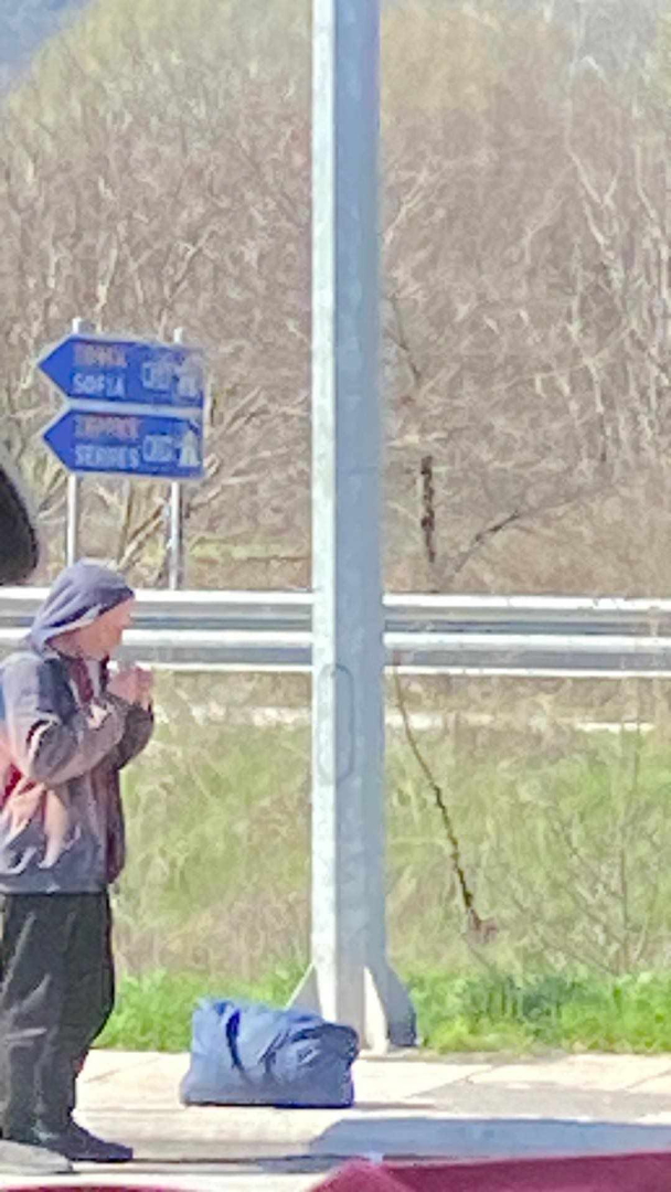 Гореща следа за изчезналия Александър! СНИМКИ го показват зад граница с раница и...