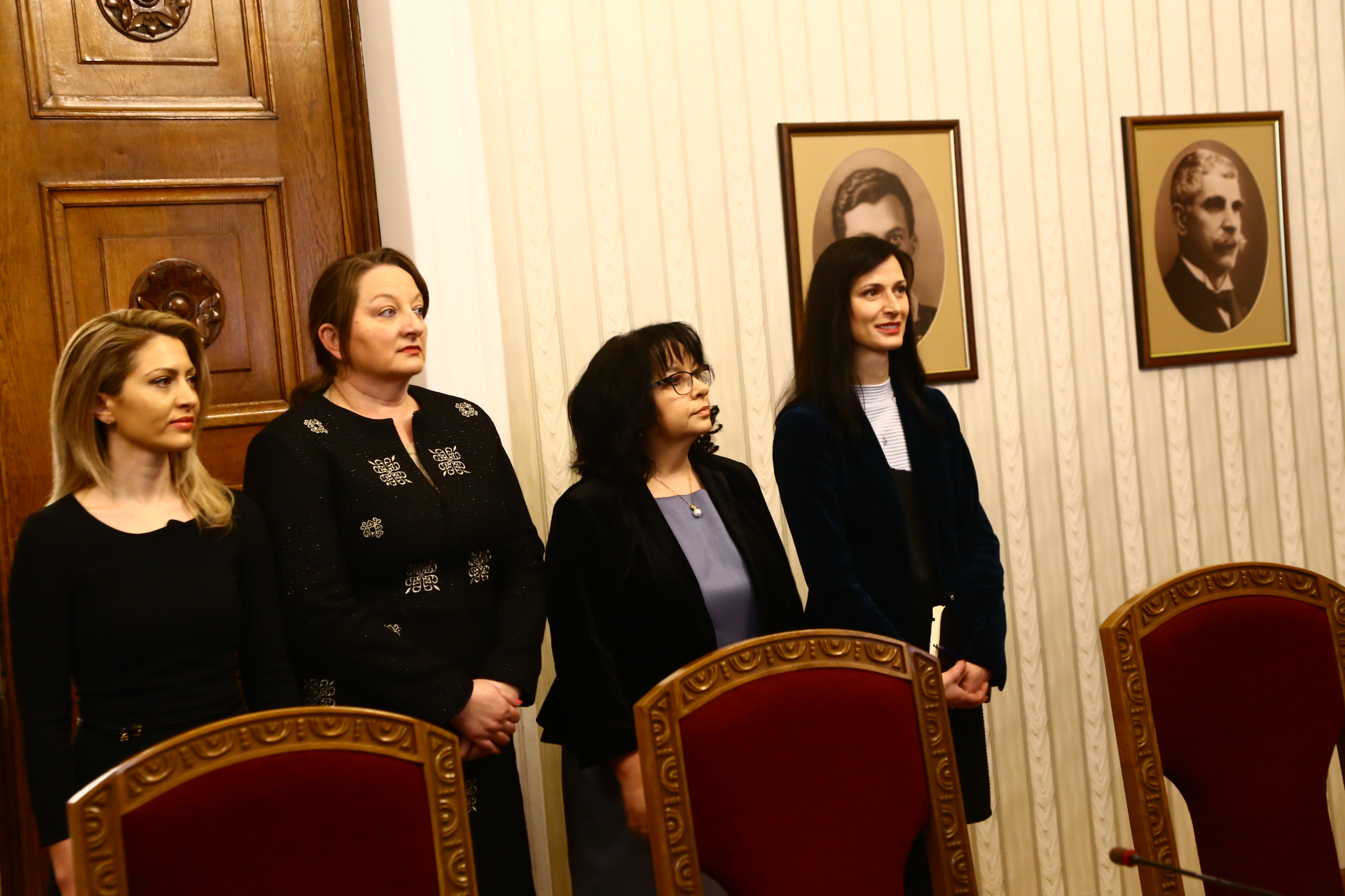 Мистерията се заплита: 5 дни преговори между ГЕРБ-СДС и ПП-ДБ при пълно мълчание 