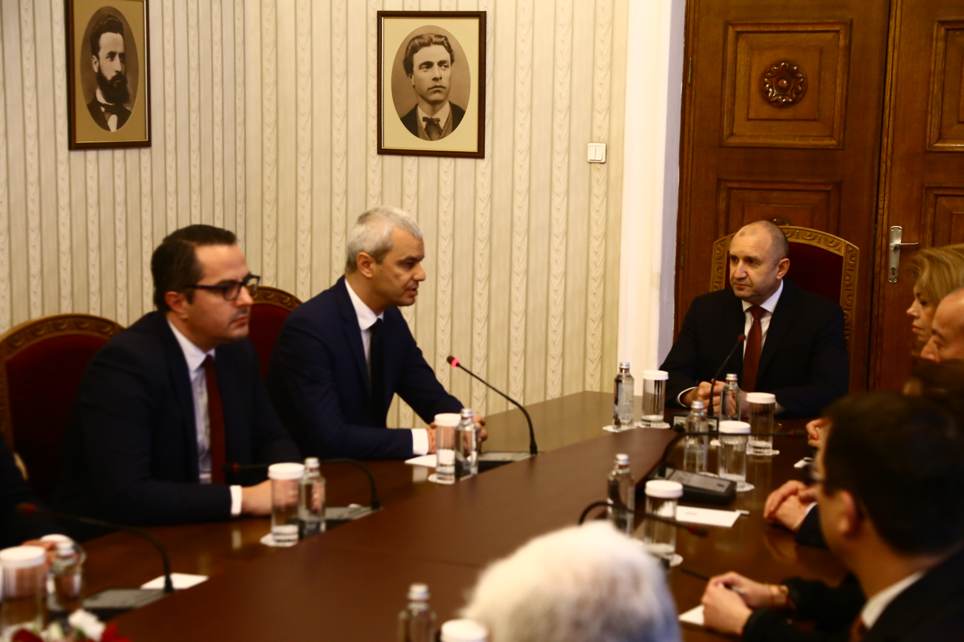 Жесток скандал при президента: Радев и Костадинов се изпокараха пред всички ВИДЕО
