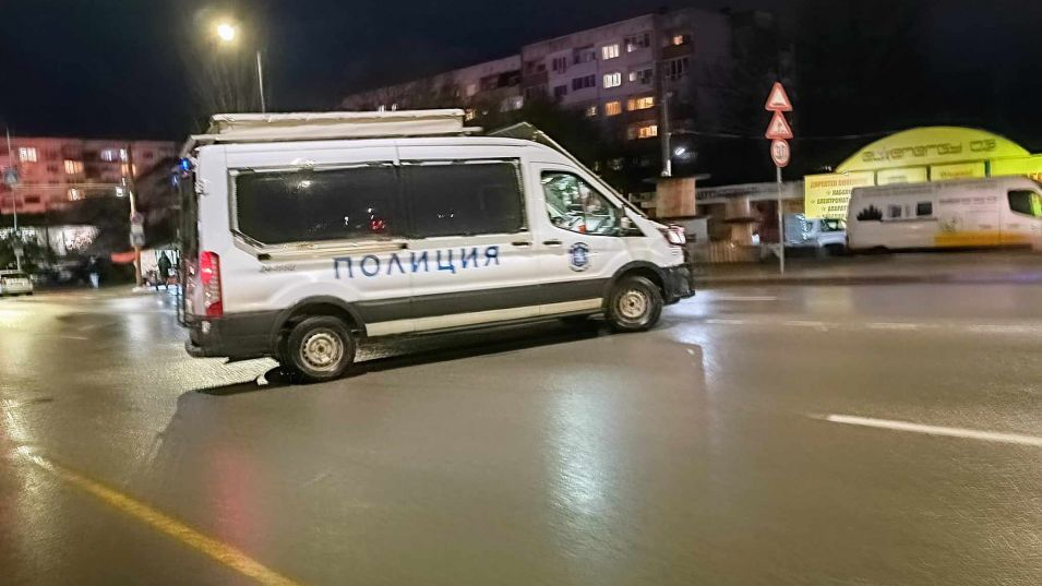 В Овча Купел ври и кипи, хората са по улиците СНИМКИ