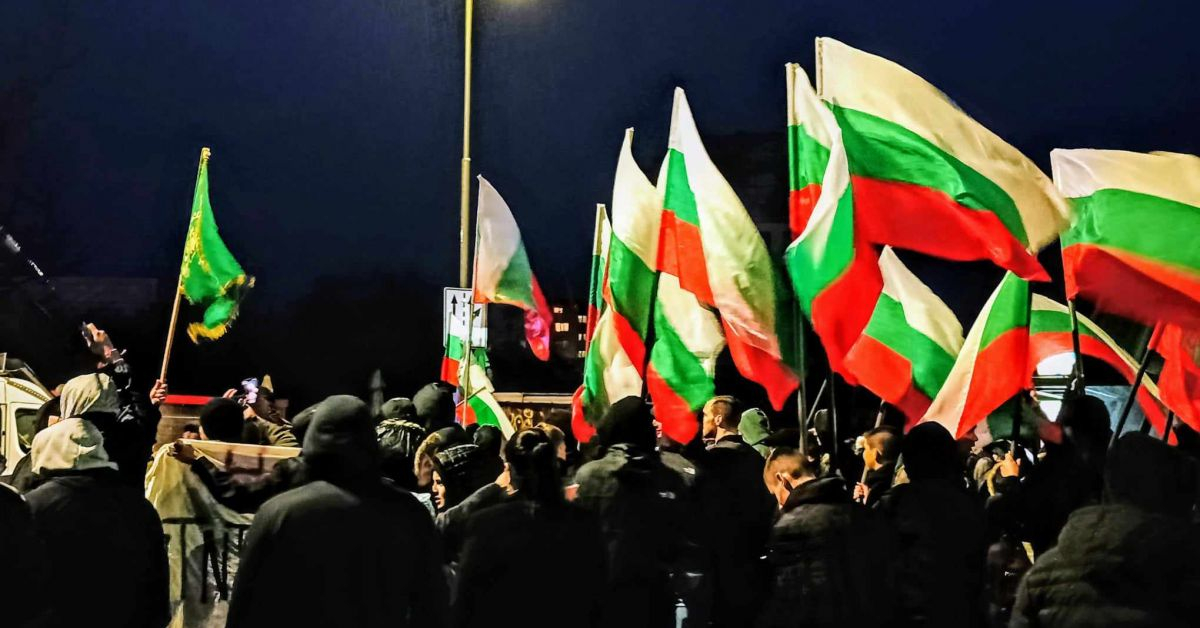 В Овча Купел ври и кипи, хората са по улиците СНИМКИ