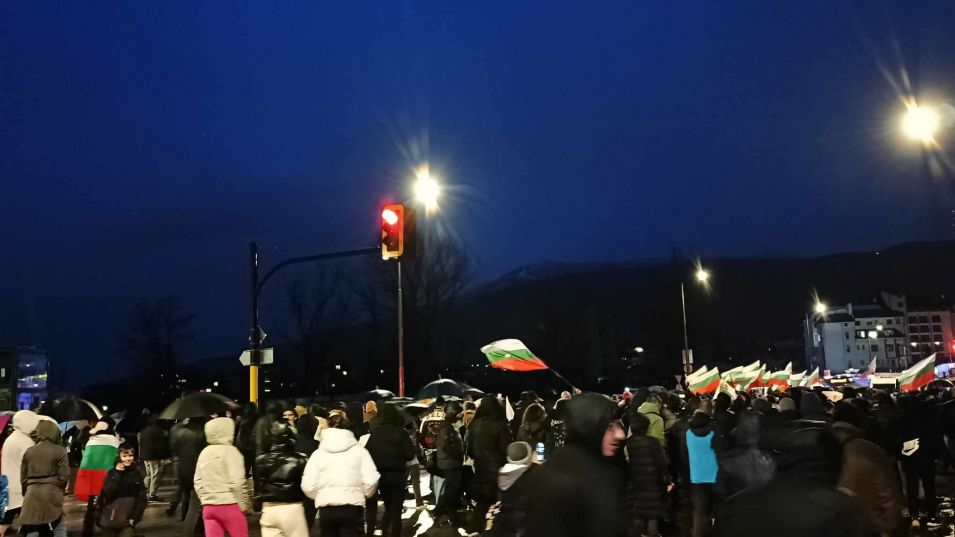 В Овча Купел ври и кипи, хората са по улиците СНИМКИ