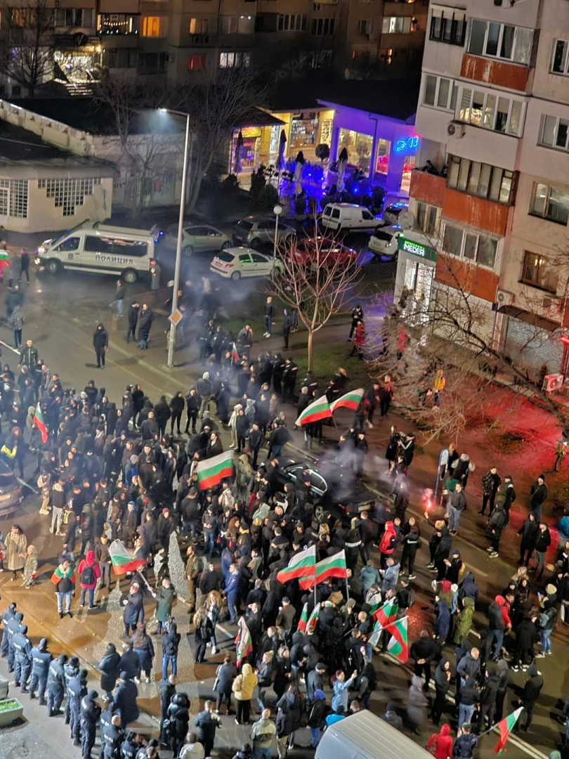 Гърмежи на пиратки и дим от факли в „Овча купел“ заради протеста ВИДЕО
