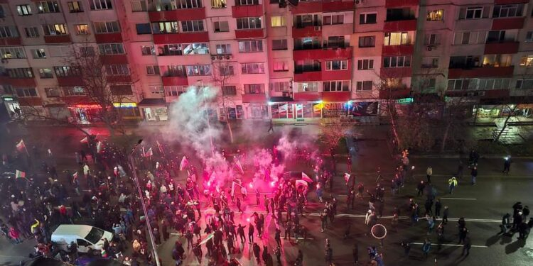 Гърмежи на пиратки и дим от факли в „Овча купел“ заради протеста ВИДЕО
