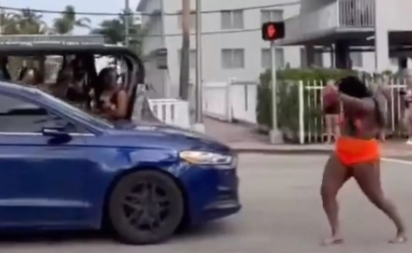 Девойка развъртя дупе в туърк директно на улицата ВИДЕО 18+