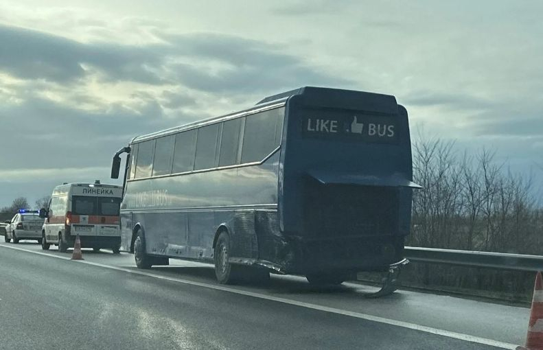 Автобус с пътници излетя от пътя на разклона за Ловеч и Троян