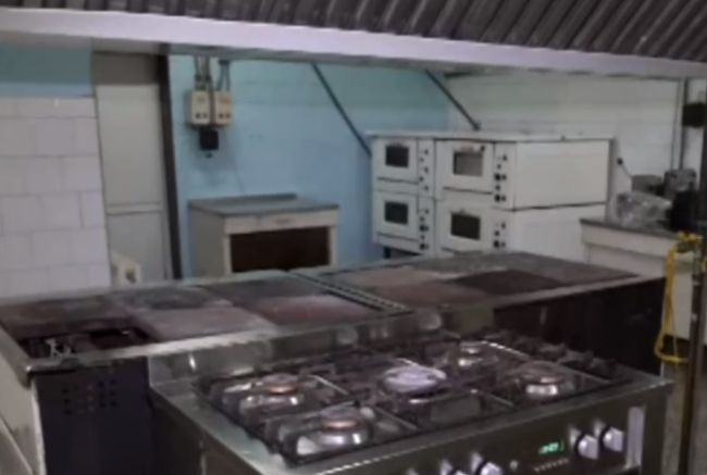 Гадост! Мистериозен "бонус" в десерт от детската кухня в Монтана СНИМКА