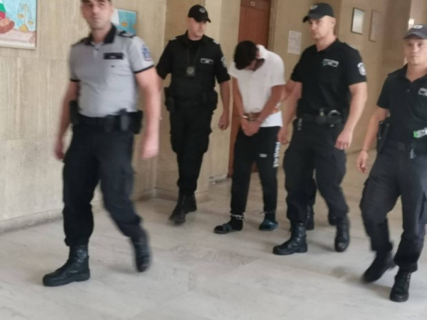Помните ли Омар, който затри двама полицаи в Бургас? Ето какво става с него 