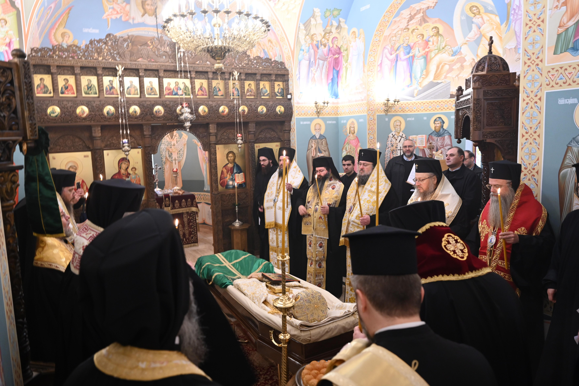 Тленните останки на патриарх Неофит вече са в храм „Света Марина“, започна бдението СНИМКИ