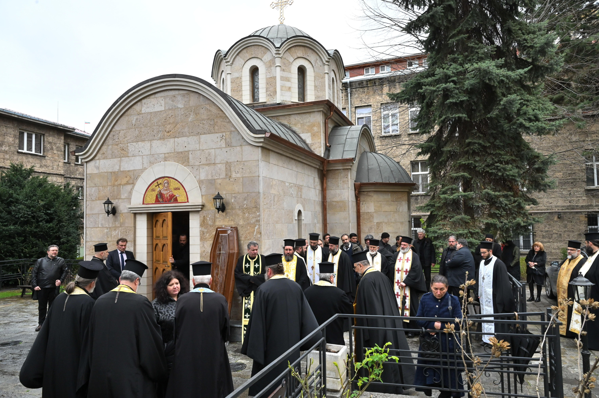 Тленните останки на патриарх Неофит вече са в храм „Света Марина“, започна бдението СНИМКИ