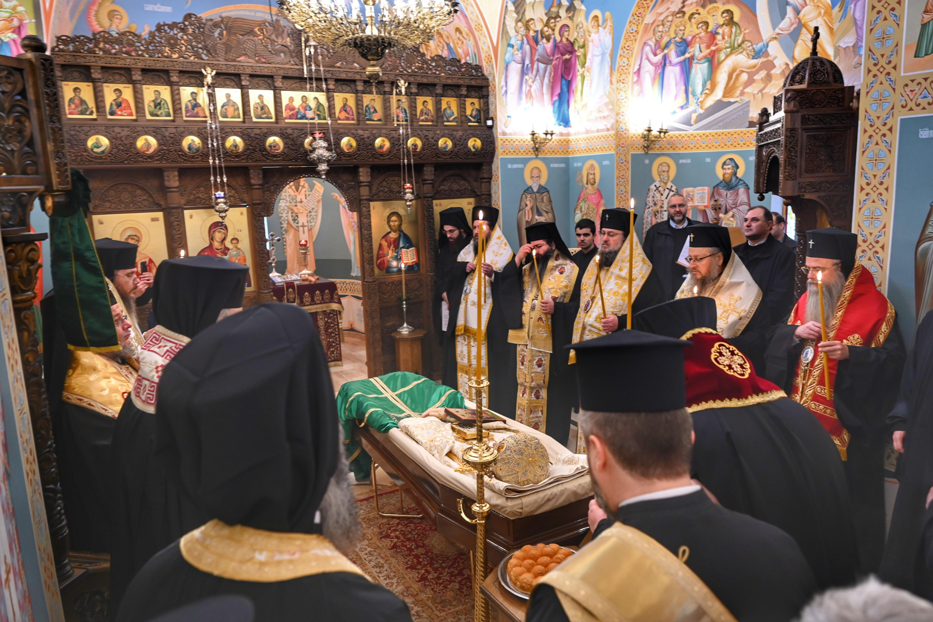 Тленните останки на патриарх Неофит вече са в храм „Света Марина“, започна бдението СНИМКИ