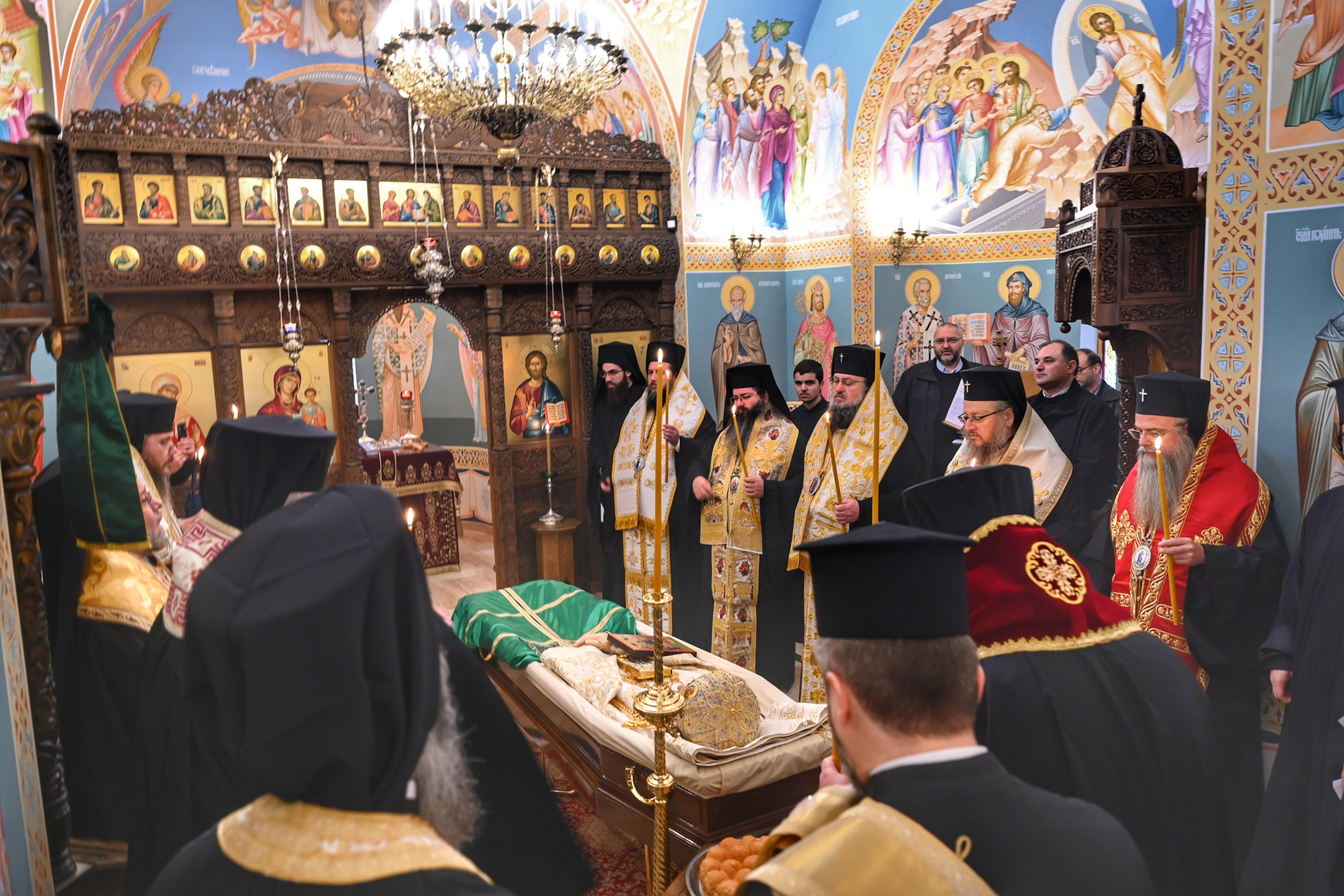 Тленните останки на патриарх Неофит вече са в храм „Света Марина“, започна бдението СНИМКИ