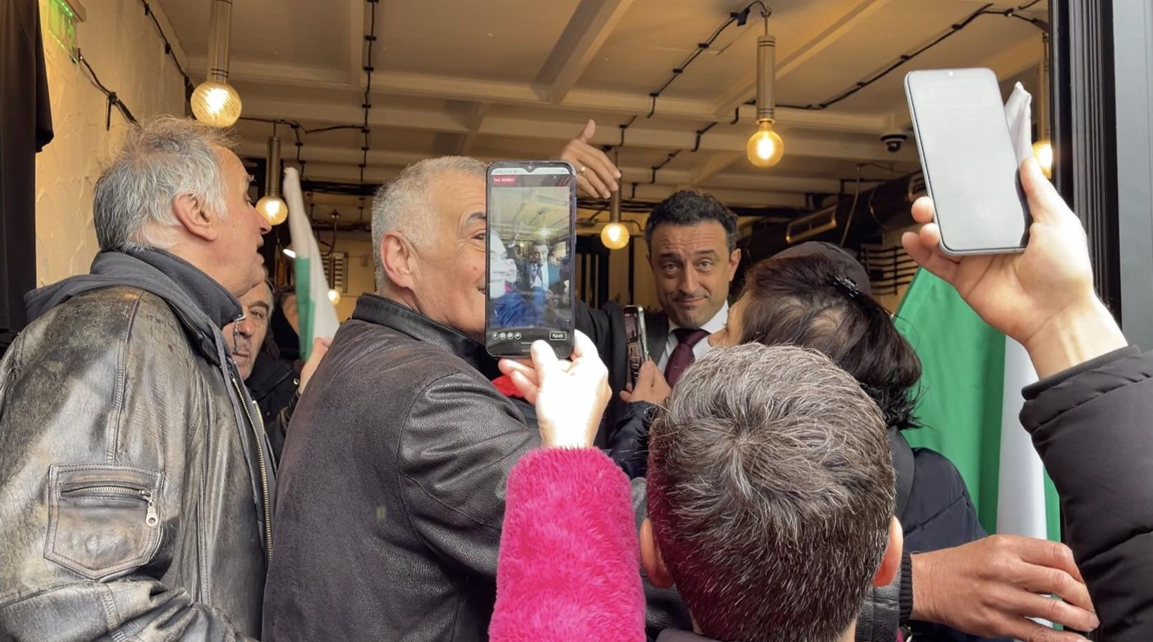 Фотобомба в БЛИЦ: Нападнаха Лорер на метри от парламента