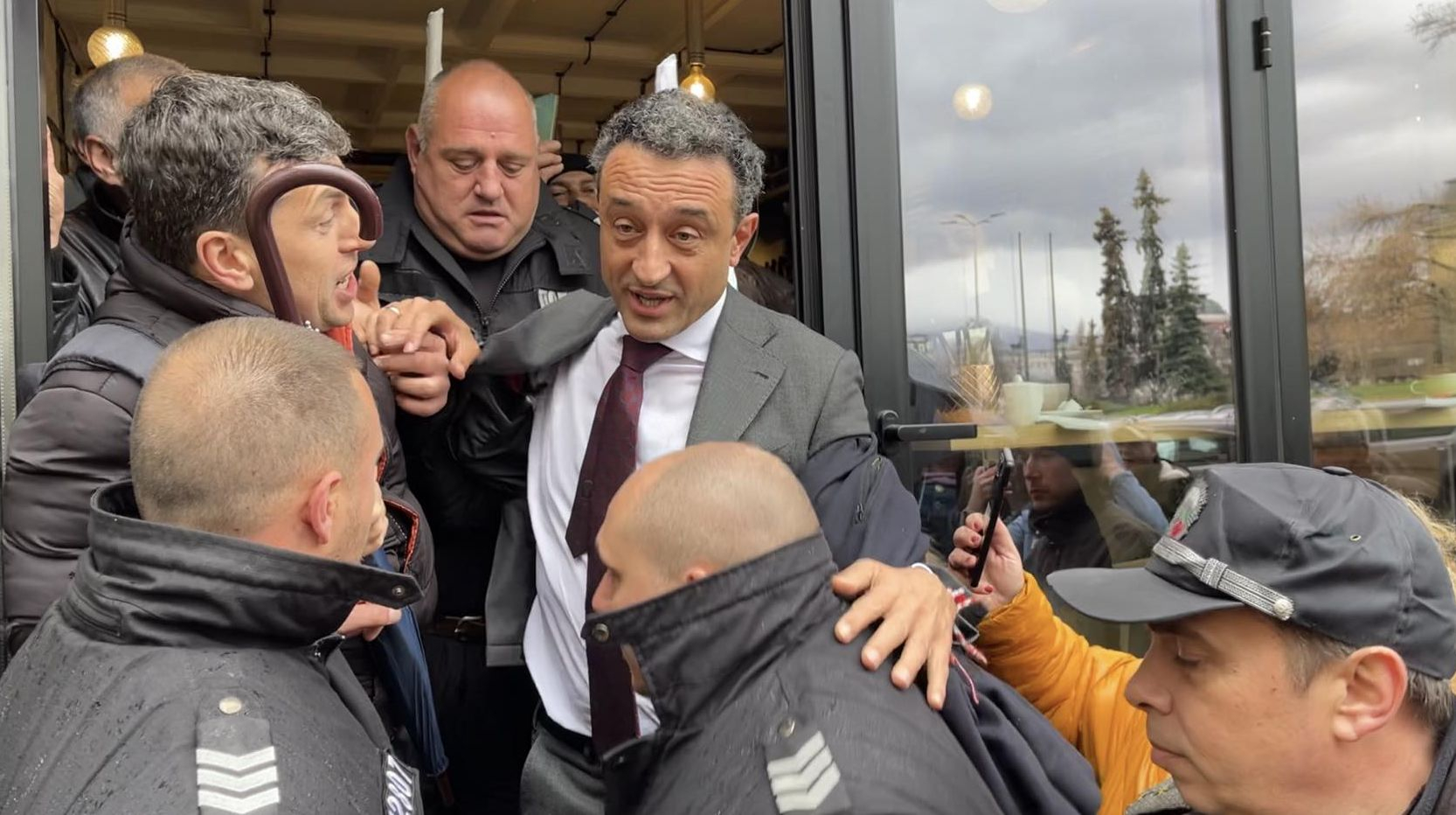 Фотобомба в БЛИЦ: Нападнаха Лорер на метри от парламента