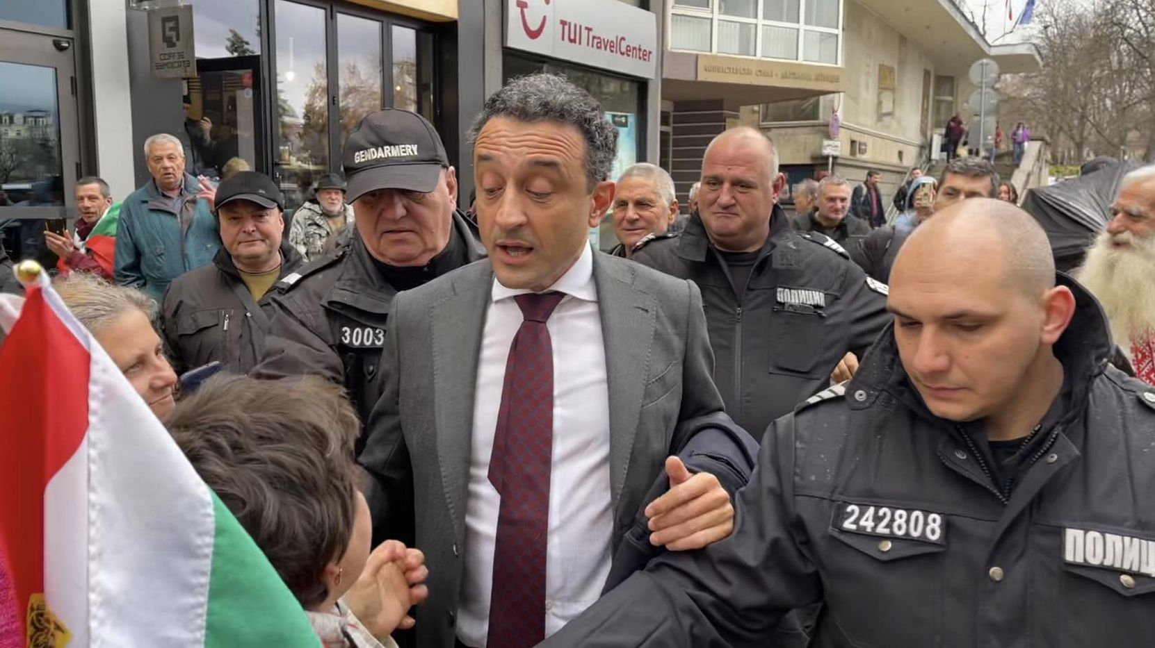 Фотобомба в БЛИЦ: Нападнаха Лорер на метри от парламента