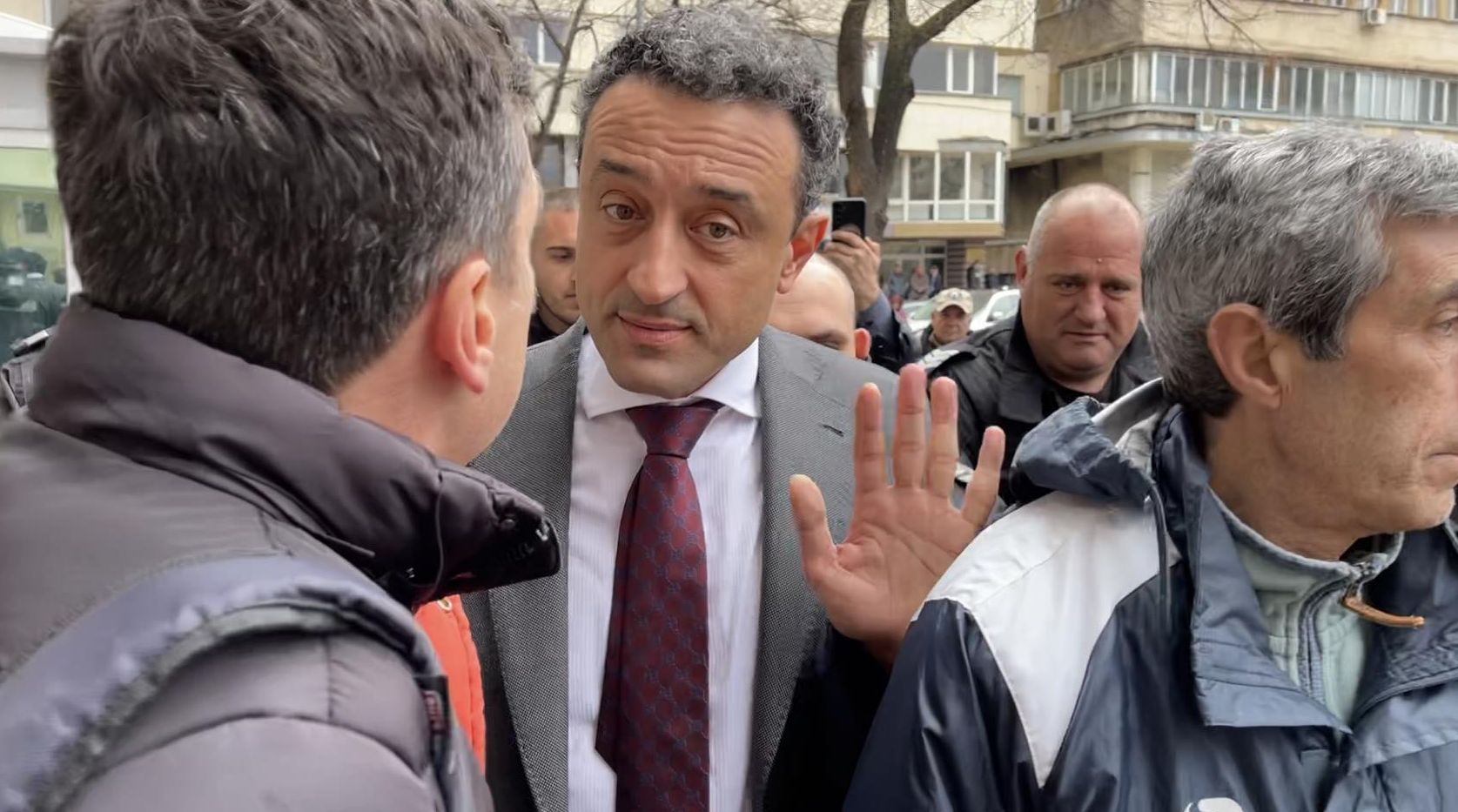 Фотобомба в БЛИЦ: Нападнаха Лорер на метри от парламента
