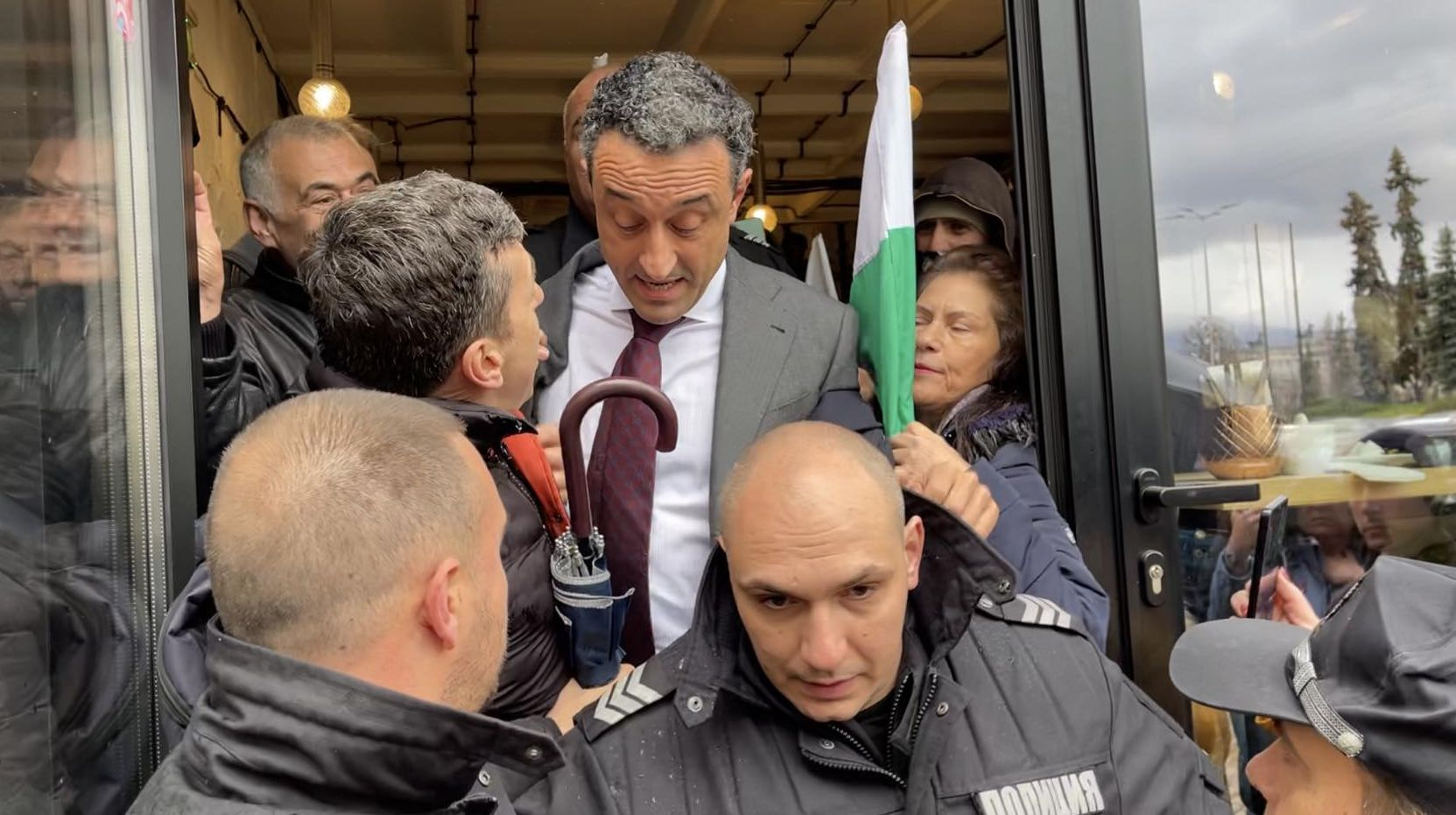 Фотобомба в БЛИЦ: Нападнаха Лорер на метри от парламента