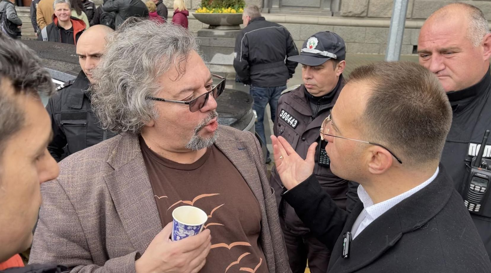 Фотобомба в БЛИЦ: Нападнаха Лорер на метри от парламента