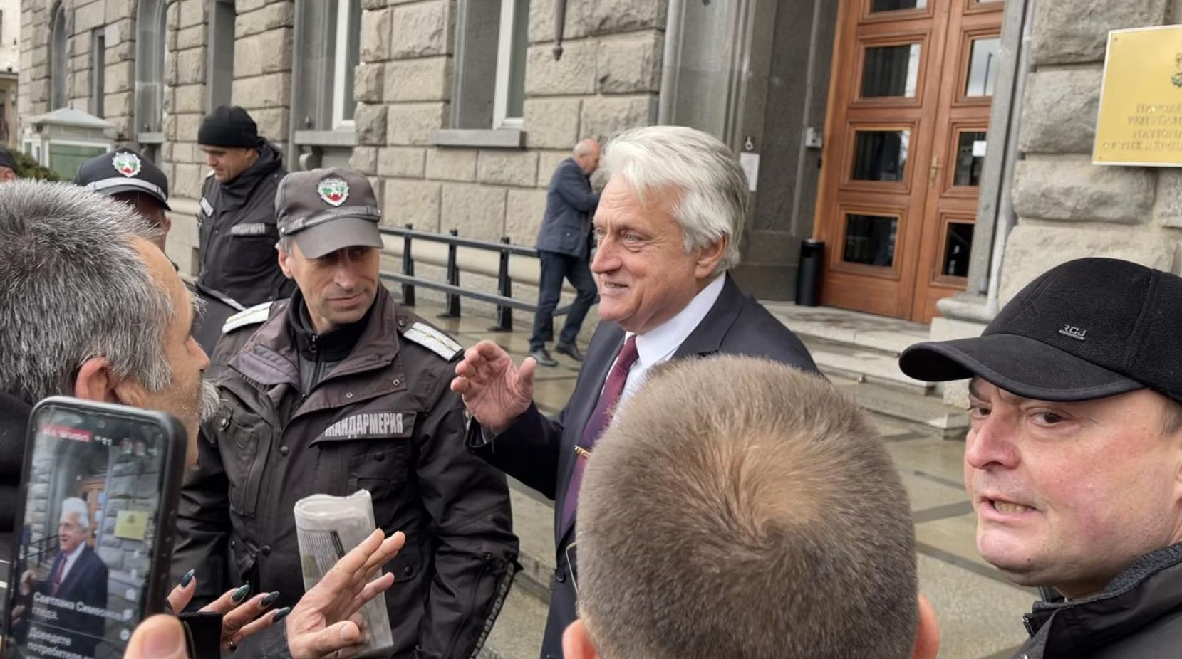 Фотобомба в БЛИЦ: Нападнаха Лорер на метри от парламента