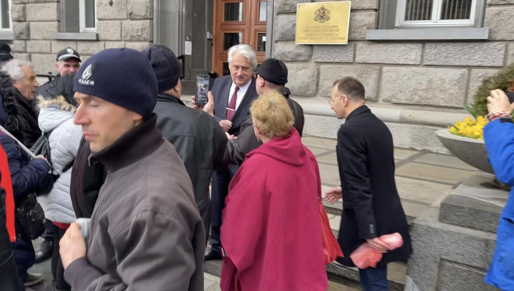 Фотобомба в БЛИЦ: Нападнаха Лорер на метри от парламента