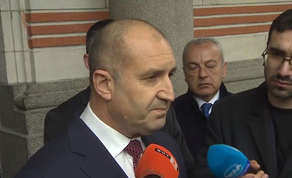 Радев обяви, че отлага връчването на мандата, защото...
