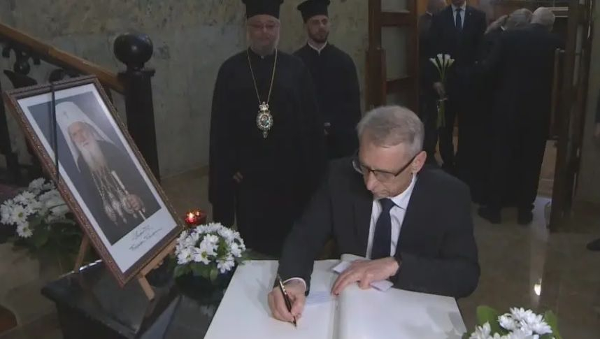 Денков и Габриел се поклониха пред патриарха: Истински духовен водач на българите