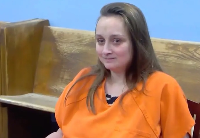 Млада жена спортувала гола в двора си, но след това... СНИМКИ