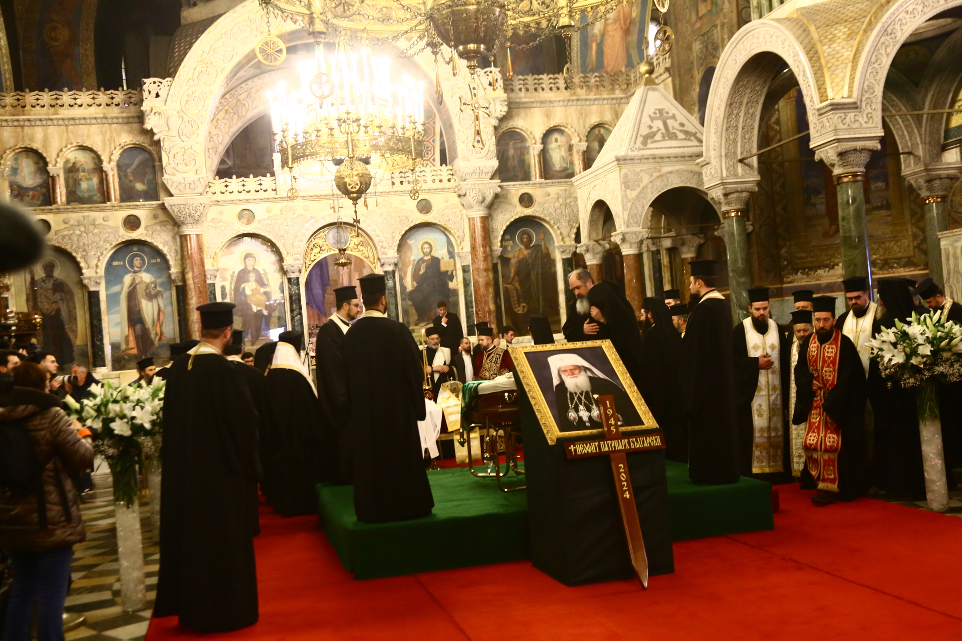 България скърби за патриарх Неофит, първи почит отдадоха... СНИМКИ