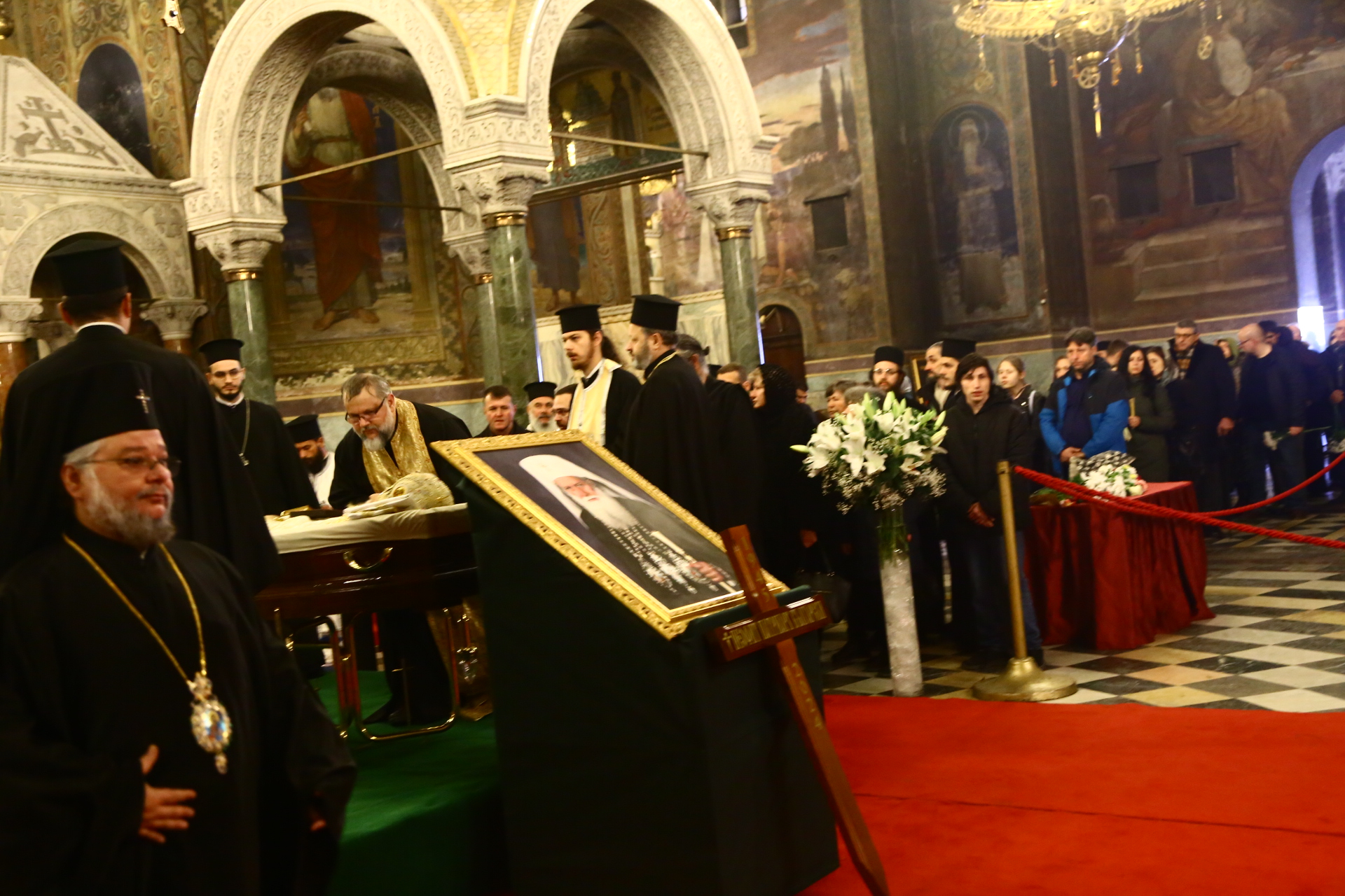 България скърби за патриарх Неофит, първи почит отдадоха... СНИМКИ